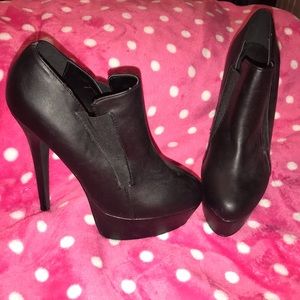 Shoe dazzle black platform heels size 7.5